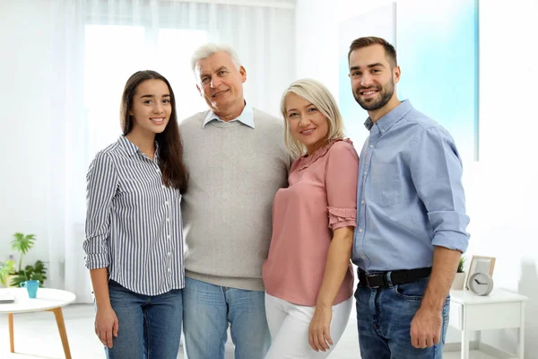 Retrato Família Feliz Casa Reunião Gerações — Fotografia de Stock