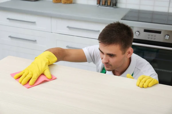 Mann Putzt Tisch Mit Lappen Küche — Stockfoto