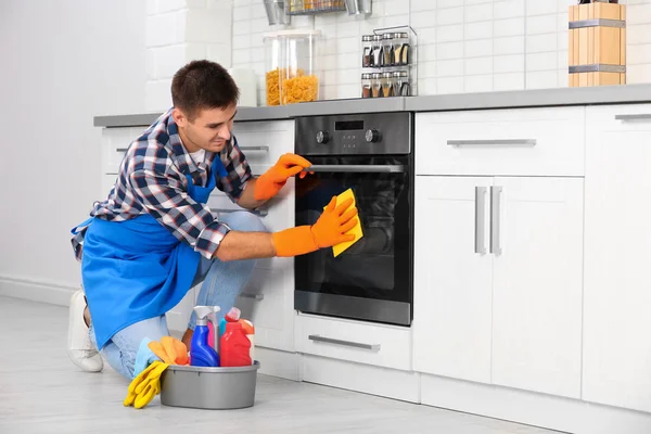 Pria Membersihkan Oven Dapur Dengan Kain Rumah — Stok Foto