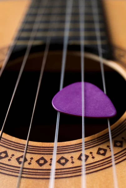 Akustik Gitar Mızrap Ile Ses Delik Odaklanmak Closeup Görünümü — Stok fotoğraf