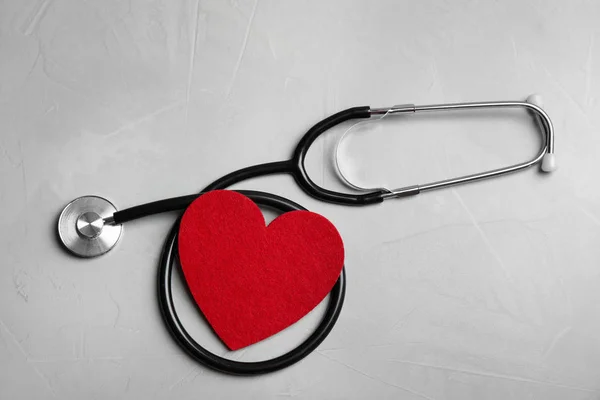 Estetoscopio Corazón Rojo Sobre Fondo Gris Vista Superior Concepto Cardiología — Foto de Stock