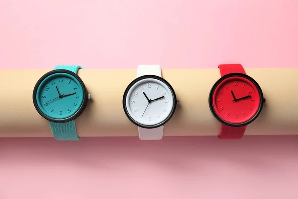 Titular Con Colección Relojes Pulsera Con Estilo Fondo Color Accesorio — Foto de Stock