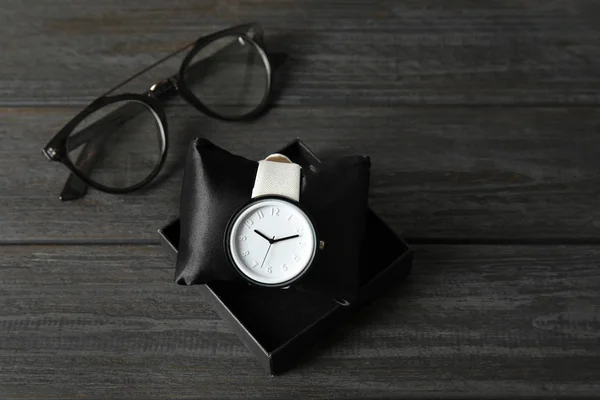 Composición Con Elegante Reloj Pulsera Sobre Fondo Madera Accesorio Moda — Foto de Stock