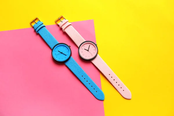 Composición Con Elegantes Relojes Pulsera Fondo Color Plano Laico Accesorio — Foto de Stock