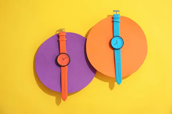 Composición Con Elegantes Relojes Pulsera Fondo Color Plano Laico Accesorio — Foto de Stock