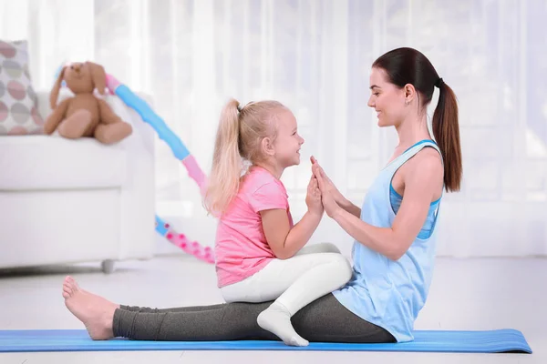 有运动的女人和女儿在家做健身练习 — 图库照片