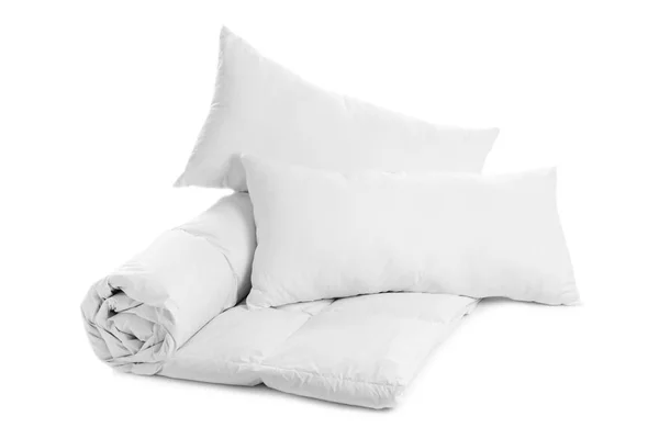 柔らかい毛布と白い背景の上に枕 — ストック写真