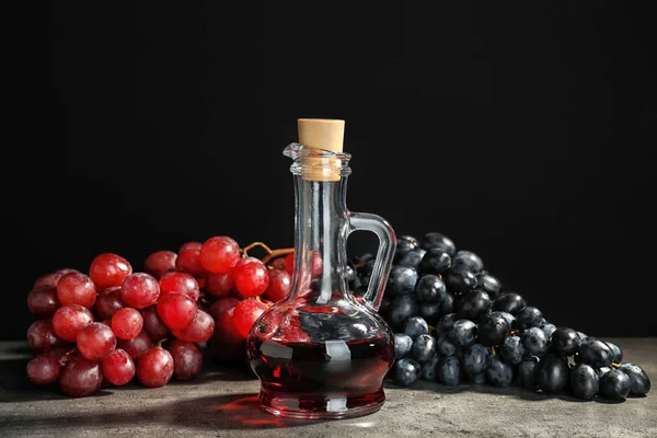 Jarra Vidrio Con Vinagre Vino Uvas Frescas Sobre Mesa Gris — Foto de Stock