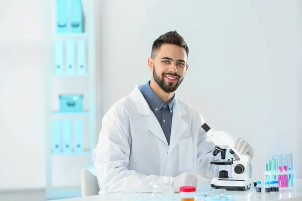 Giovane Scienziato Con Microscopio Laboratorio Analisi Chimica — Foto Stock