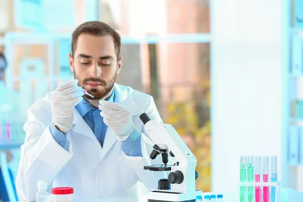 Joven Científico Trabajando Con Microscopio Laboratorio Análisis Químico — Foto de Stock