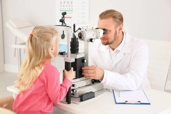 Dla Dzieci Lekarz Badanie Dziewczynka Sprzętu Okulistycznego Klinice — Zdjęcie stockowe