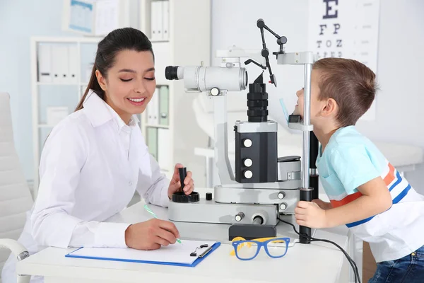 Παιδική Γιατρός Εξέταση Αγοράκι Οφθαλμολογικού Εξοπλισμού Στην Κλινική — Φωτογραφία Αρχείου