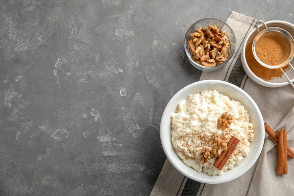 Krämig Risgrynsgröt Med Kanel Och Valnötter Skål Serveras Grå Bord — Stockfoto