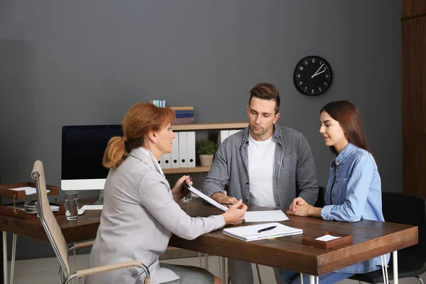 Joven Teniendo Una Reunión Con Abogado Oficina —  Fotos de Stock