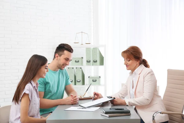 Joven Teniendo Una Reunión Con Abogado Oficina — Foto de Stock