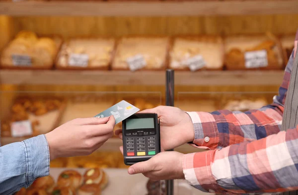 Vrouw Met Creditcard Terminal Betaling Bakkerij Close — Stockfoto