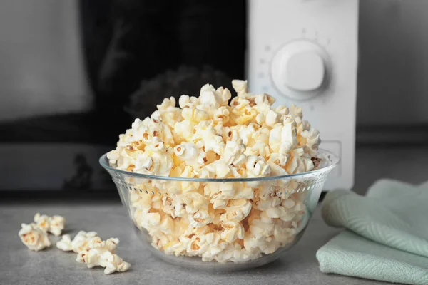 Glasschale Mit Leckerem Popcorn Auf Dem Tisch Der Küche — Stockfoto