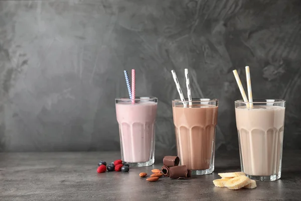 Óculos Com Diferentes Batidos Proteína Ingredientes Mesa Contra Fundo Cinza — Fotografia de Stock