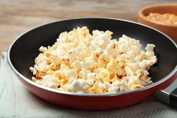 Frying Pan Tasty Popcorn Table — Stock Photo, Image