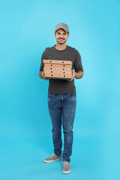 Giovane Corriere Con Scatole Pizza Sfondo Colore Servizio Consegna Cibo — Foto Stock