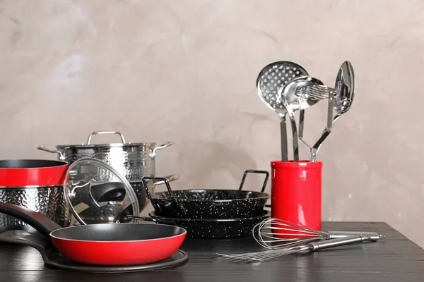 Conjunto Utensílios Cozinha Limpos Utensílios Mesa Contra Fundo Cor Espaço — Fotografia de Stock