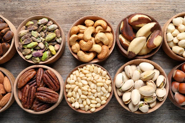 Plat Lag Samenstelling Met Organische Noten Houten Achtergrond Bovenaanzicht Snack — Stockfoto