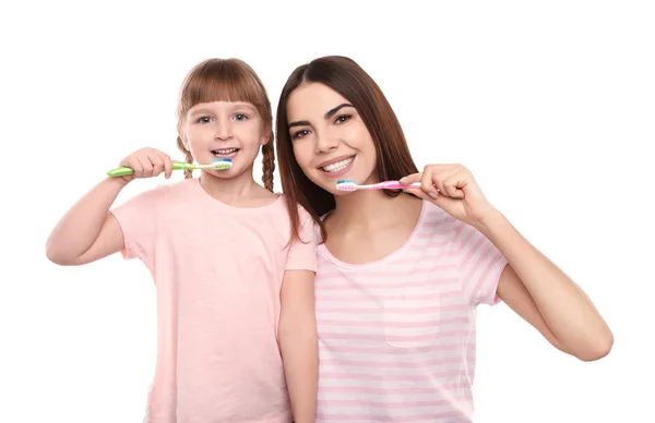 Kleines Mädchen Und Ihre Mutter Beim Zähneputzen Auf Weißem Hintergrund — Stockfoto