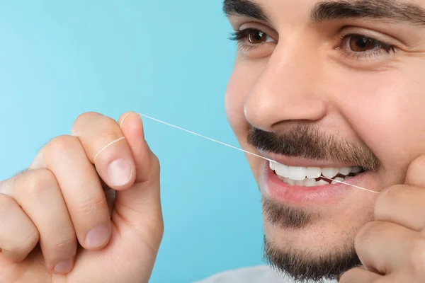 Pemuda Menggelepar Gigi Pada Latar Belakang Warna Closeup — Stok Foto
