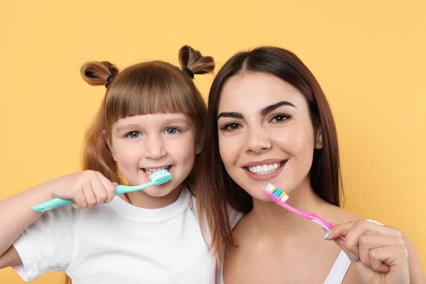 Dziewczynka Jej Matka Szczotkowanie Zębów Razem Kolor Tła — Zdjęcie stockowe