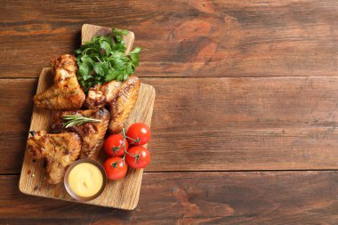 Ahşap arka plan üzerinde lezzetli mangalda tavuk ile düz yatıyordu kompozisyon. Metin için yer
