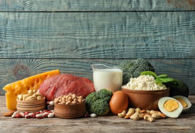 Farklı doğal gıda masada. Yüksek protein diyeti