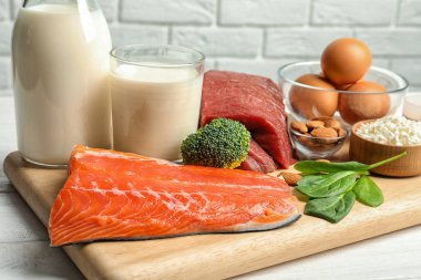 Farklı doğal gıda masada. Yüksek protein diyeti