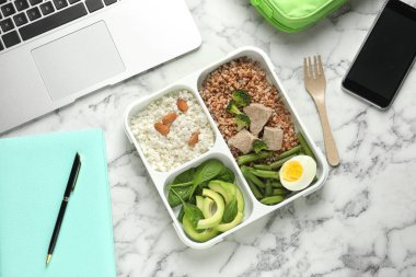 Düz doğal protein konteyner ile kompozisyon gıda office açayım