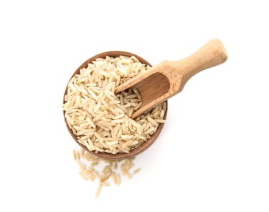 Kase ve beyaz arka plan, üstten görünüm üzerinde ham Cilasız pirinç kepçe