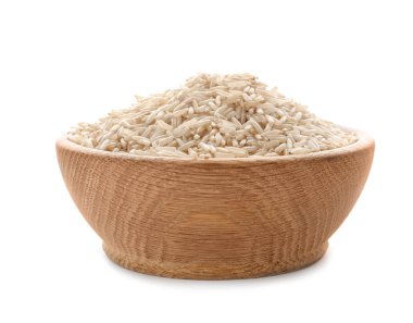 Kahverengi pirinç beyaz arka plan üzerinde ahşap kase