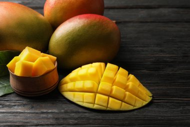 Ahşap arka plan üzerinde taze mango ile kompozisyon