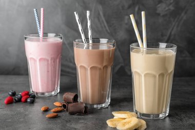Gözlük farklı protein karışımlarından ve gri arka plan karşı masada malzemeler ile