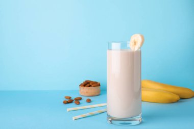 Protein içeceği ve malzemelerin renk arka plan üzerine bir bardak. Metin için yer