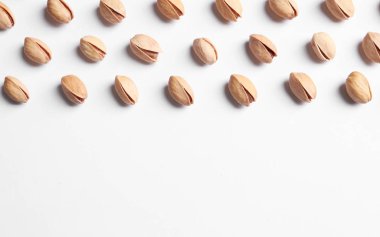 Organik fıstık fındık, düz beyaz arka plan üzerinde yatıyordu. Metin için yer