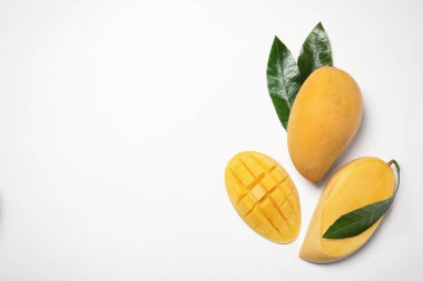 Beyaz arka planda, üstten görünüm taze mango meyve ile kompozisyon. Metin için yer