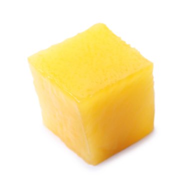 Beyaz arkaplanda taze sulu mango küpü