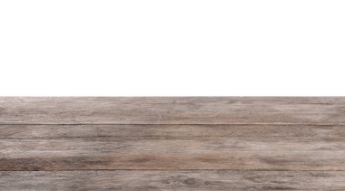 Beyaz arka plan üzerinde boş ahşap masa. Mockup tasarım için