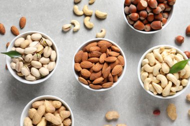 Gri arka plan, üstten görünüm üzerinde organik fındık ile düz yatıyordu kompozisyon. Çerez karması