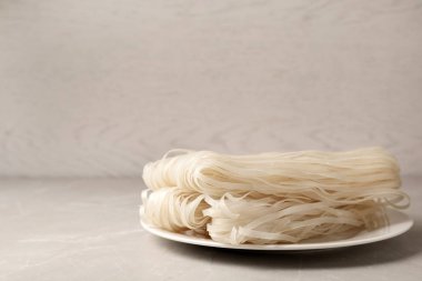 Çiğ pirinç noodle masada plakalı. Metin için yer