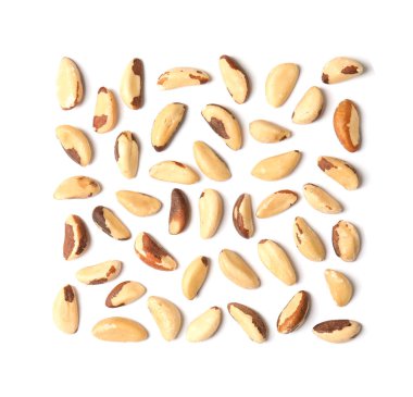 Beyaz arka planda, üstten görünüm Brezilya fıstığı ile kompozisyon