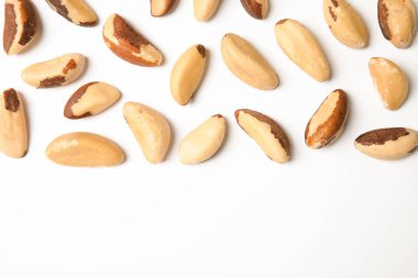 Brezilya fıstığı ve beyaz arka plan, üstten görünüm üzerinde metin için yer ile kompozisyon