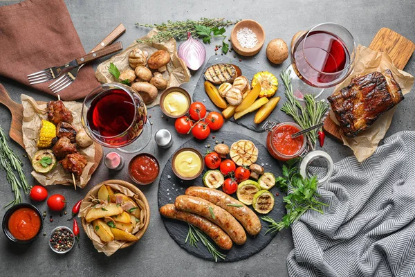 Ízletes Ételt Grillezésre Szürke Asztalon Lapos Feküdt — Stock Fotó