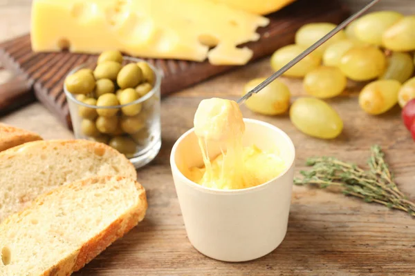 Piece Bread Bowl Delicious Cheese Fondue Wooden Table — Stock Photo, Image