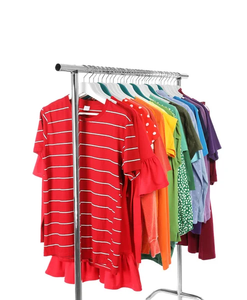 Beyaz Arka Plan Üzerinde Farklı Renkli Giysileri Ile Dolap Raf — Stok fotoğraf