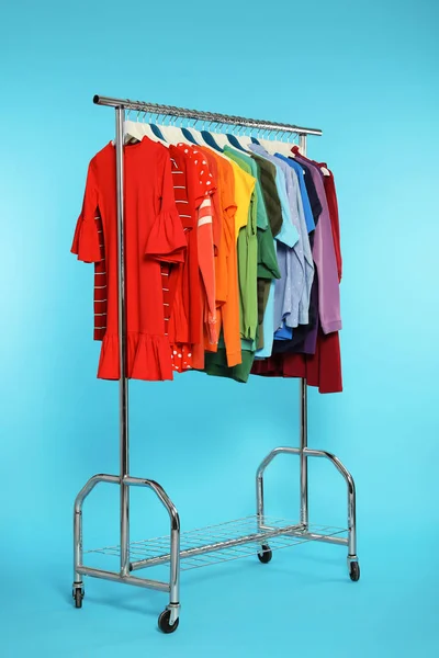 Armadio Rack Con Diversi Vestiti Luminosi Sfondo Colore — Foto Stock